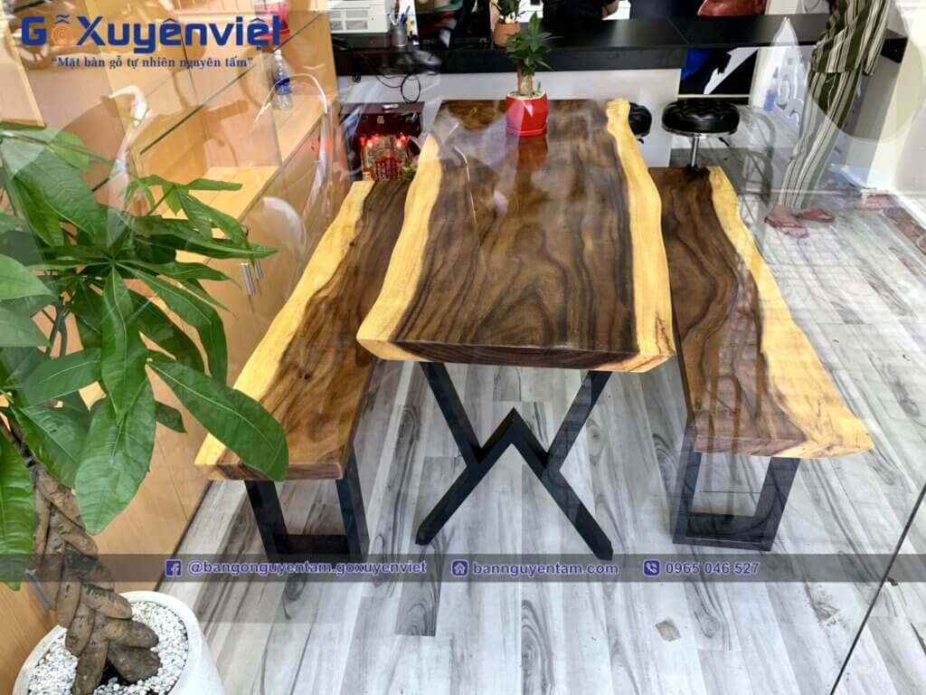Bàn làm việc gỗ me tây giúp không gian làm việc thêm phần