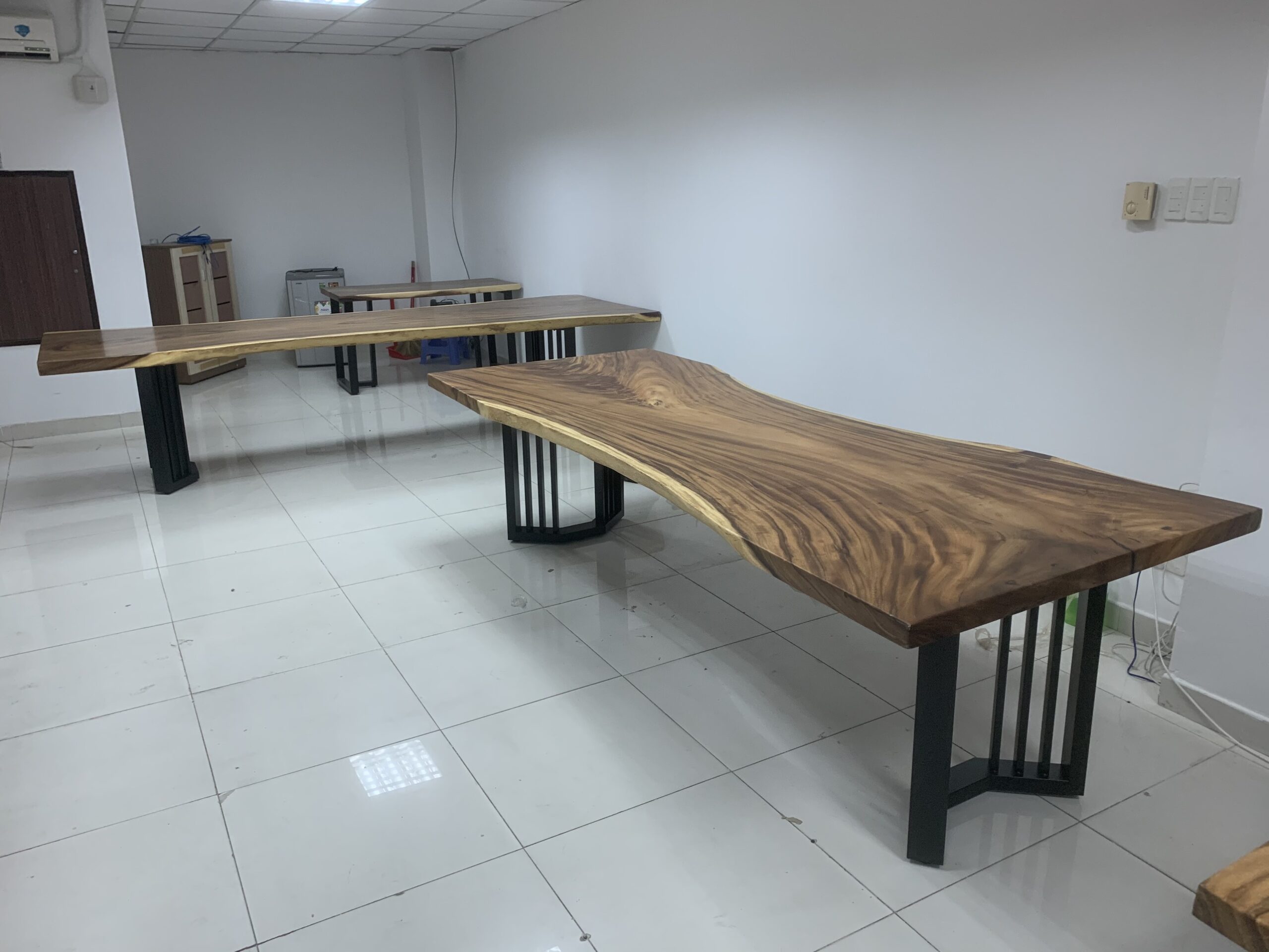bàn gỗ nguyên khối